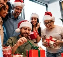 Personas abriendo regalos de navidad